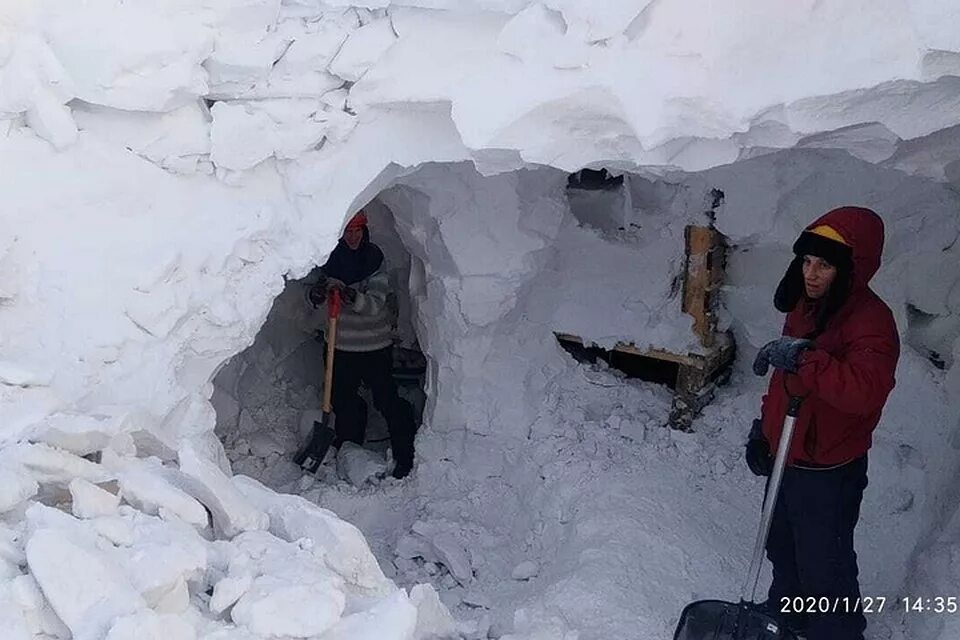 После пурги. Норильск завалило снегом 2020. Сугробы на севере. Норильск сугробы. Пещера в сугробе.