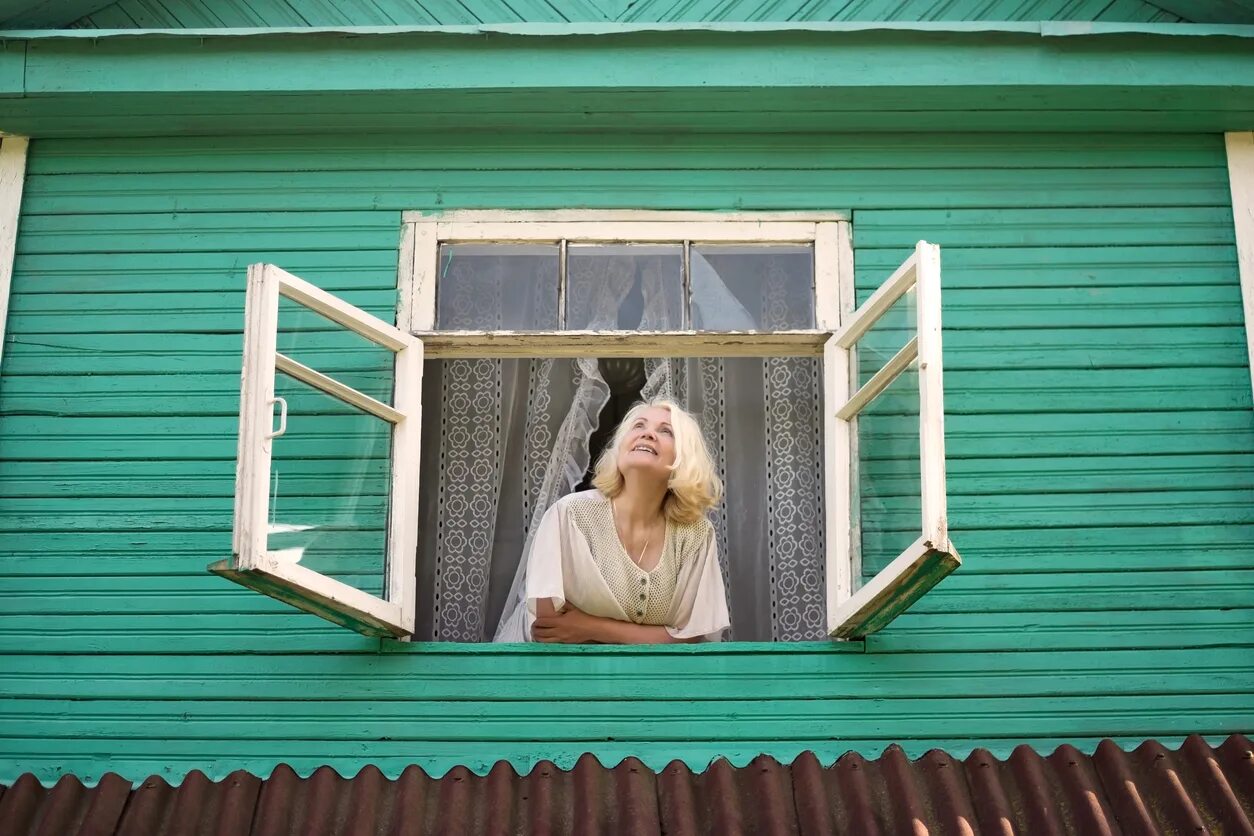 Всю жизнь глядят в окно. Поглядел в окно. Домик зелененький женщина в окне. Окно вверх. Бабка смотрит в окно.
