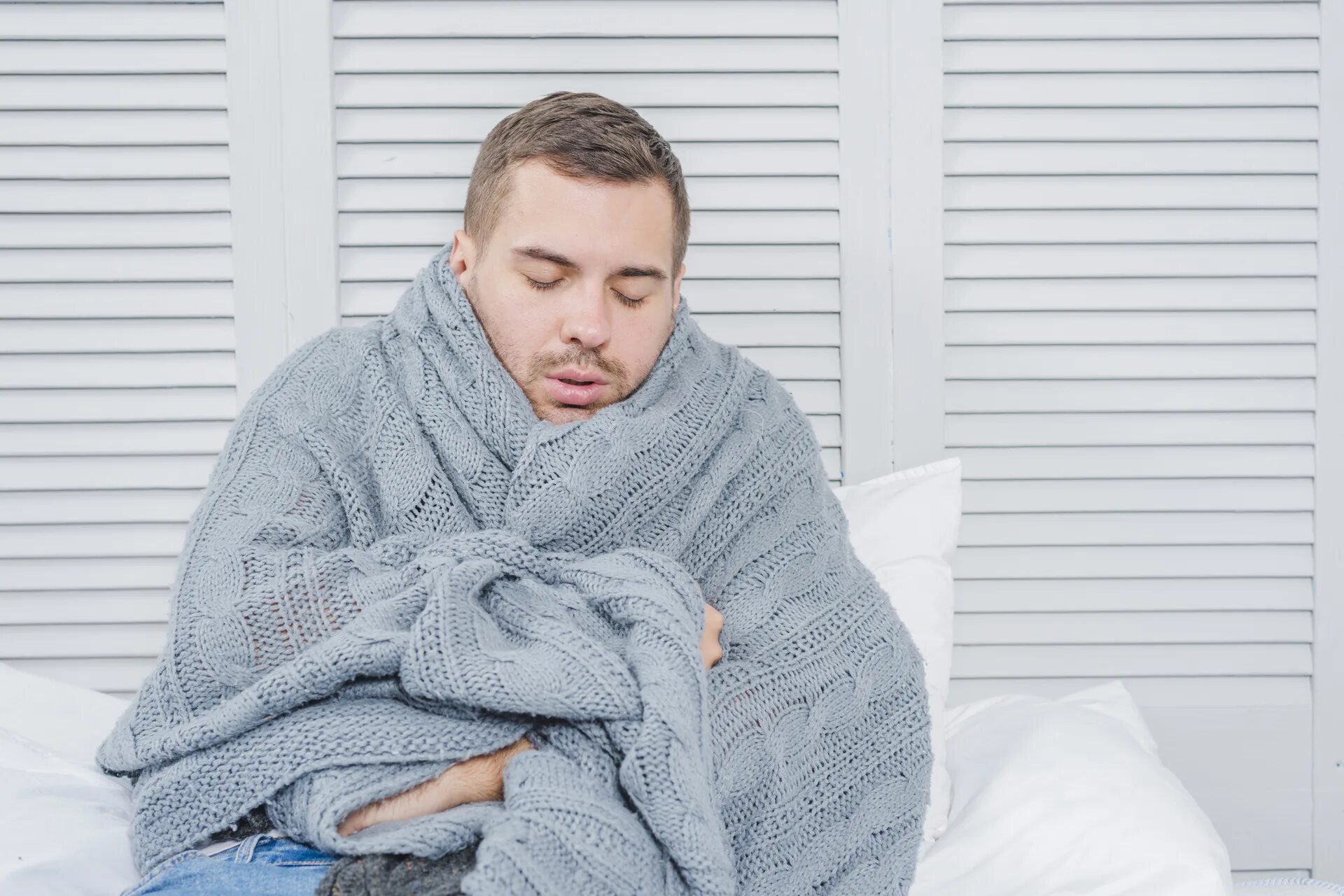 Фото замерзающий мужчина. Мужчина мерзнет. Девушка мерзнет. Flu shiver. Простуда холод.