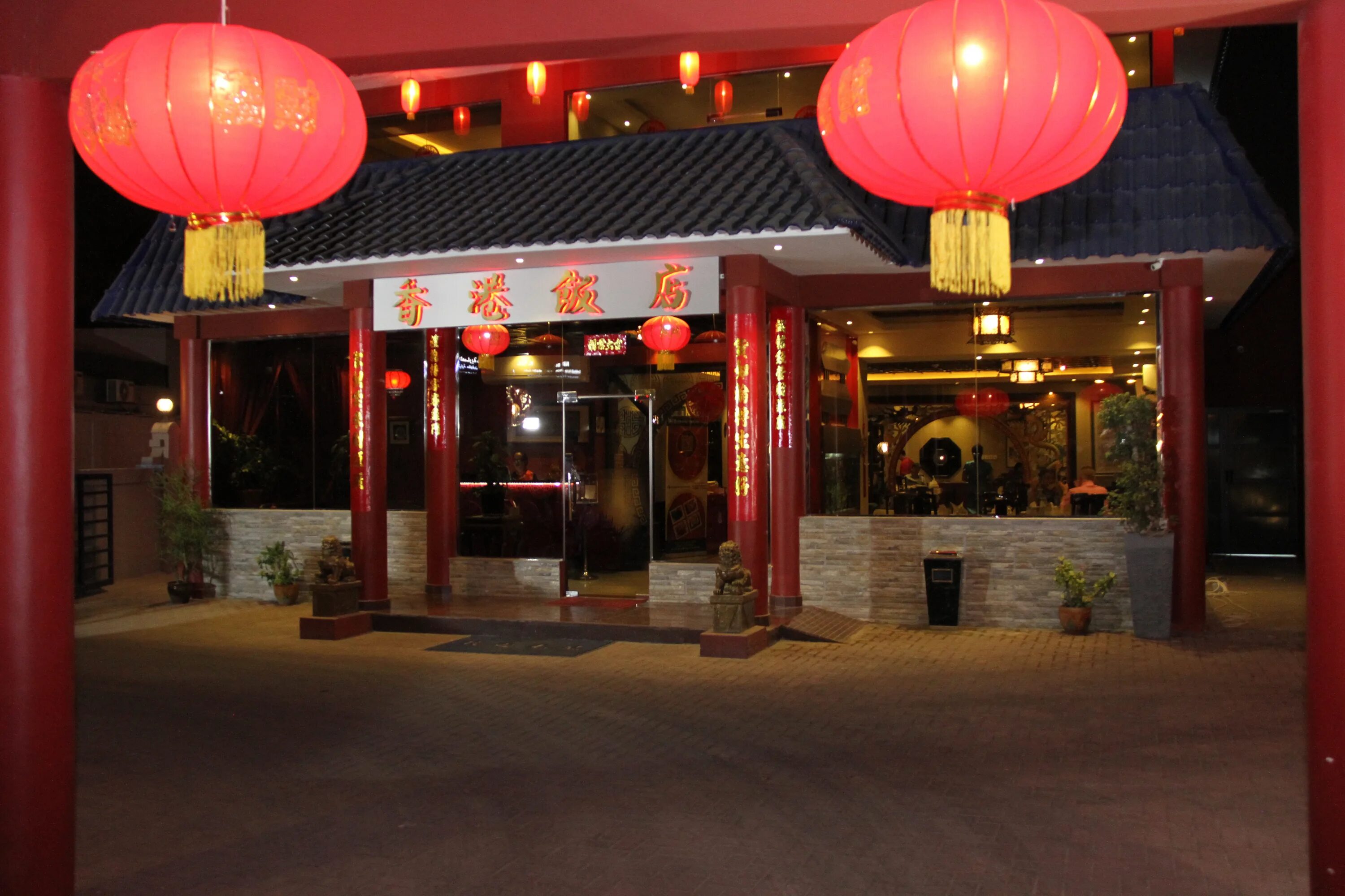 Китайский ресторан киров. Китайский ресторан. Китайское кафе. Ресторан в Китае. Китайский ресторан в Китае.