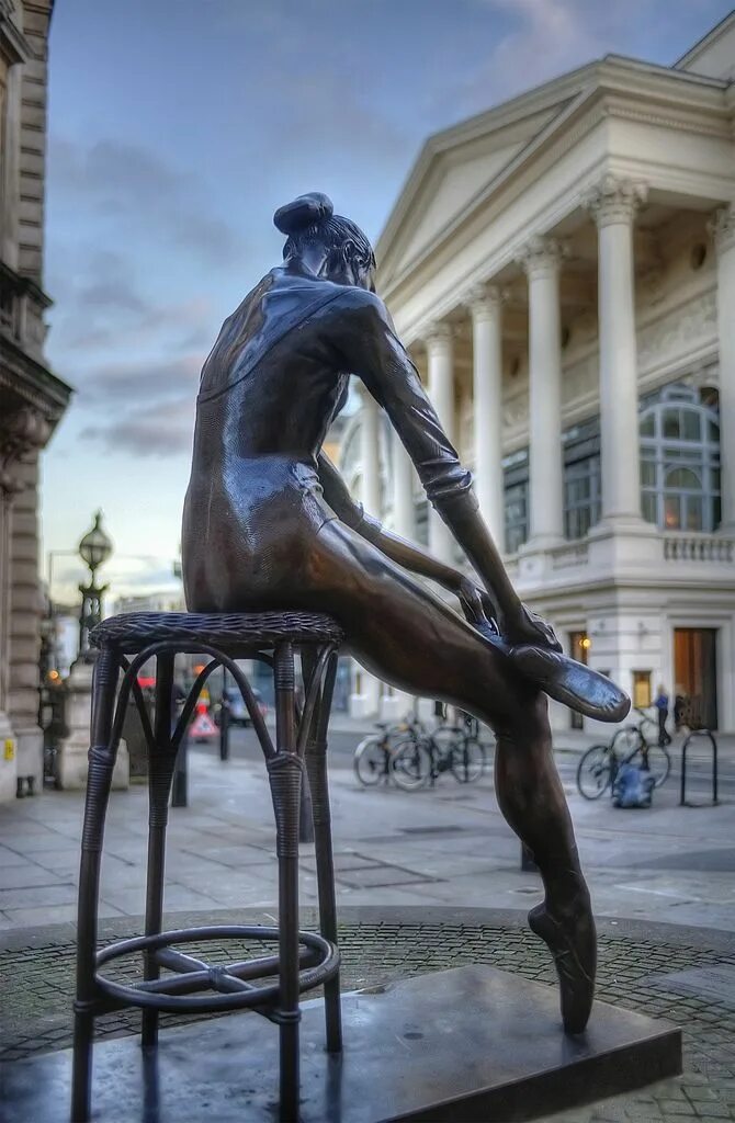 Уставший памятник. Памятник балерина у Ковент Гарден. Скульптуры Лондона. Статуя в Лондоне. Скульптуры перед театрами.