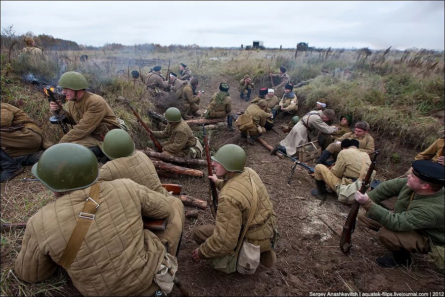 Бои осени. Осень 1943. Осенняя битва. Солдаты радуются, что справились. Солдат перевод.