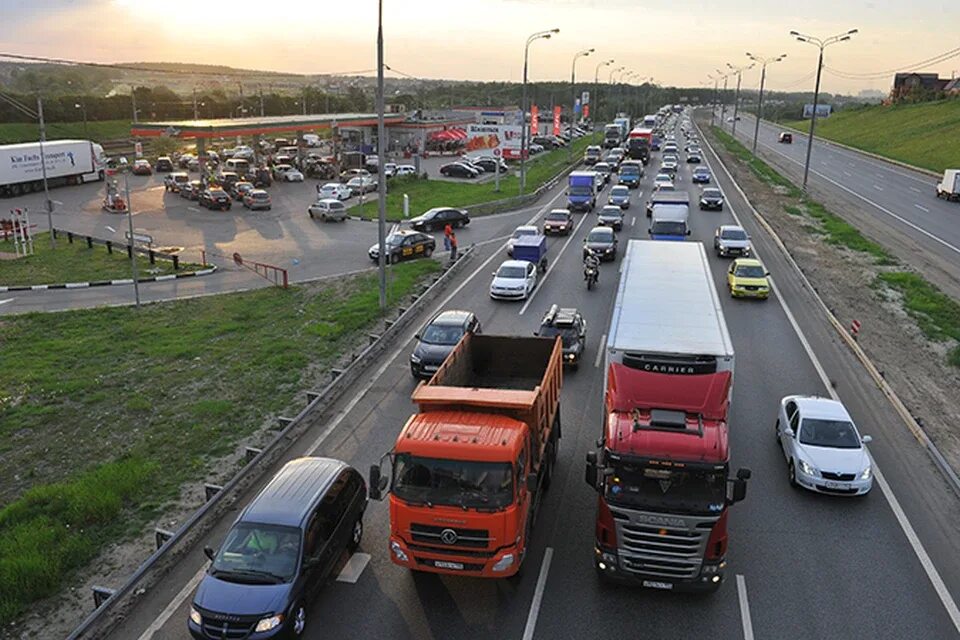 Грузовик на трассе. Трасса м4. Грузовые автомобили трасса. Фура на трассе.