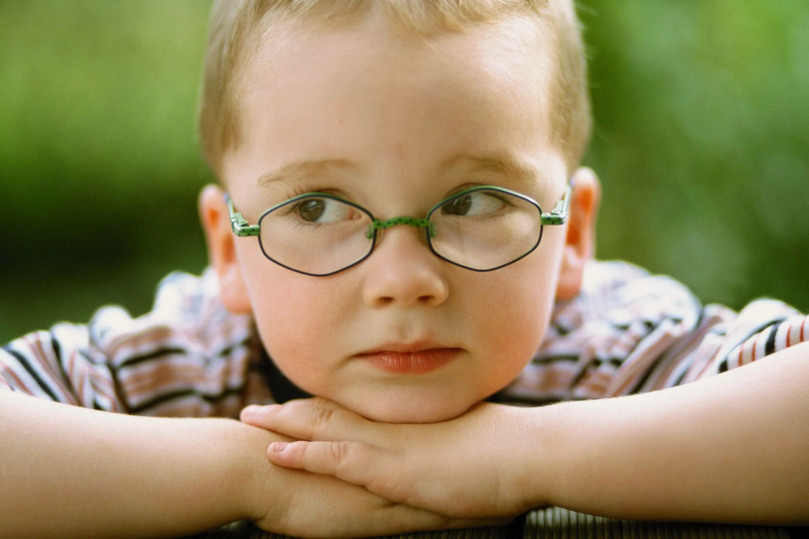 У сына зрение 3. Малыш в очках. Ребенок флегматик. Мальчик в очках. Дети в очках для зрения.