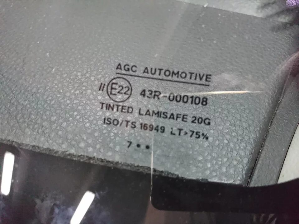 Различие между китайским лобовым стеклом и оригиналом. Как отличить оригинальное стекло. Как отличить оригинальное стекло. Лобовое стекло lamilex инфинити. Оригинальные маркировки стекол.