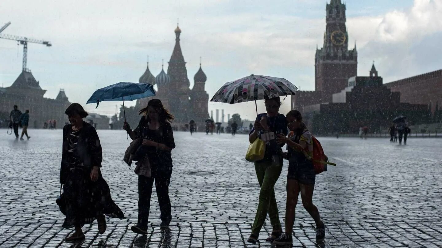 Холодное и дождливое лето в Москве. Летняя дождливая Москва. Кремль дождь. Красная площадь дождь.