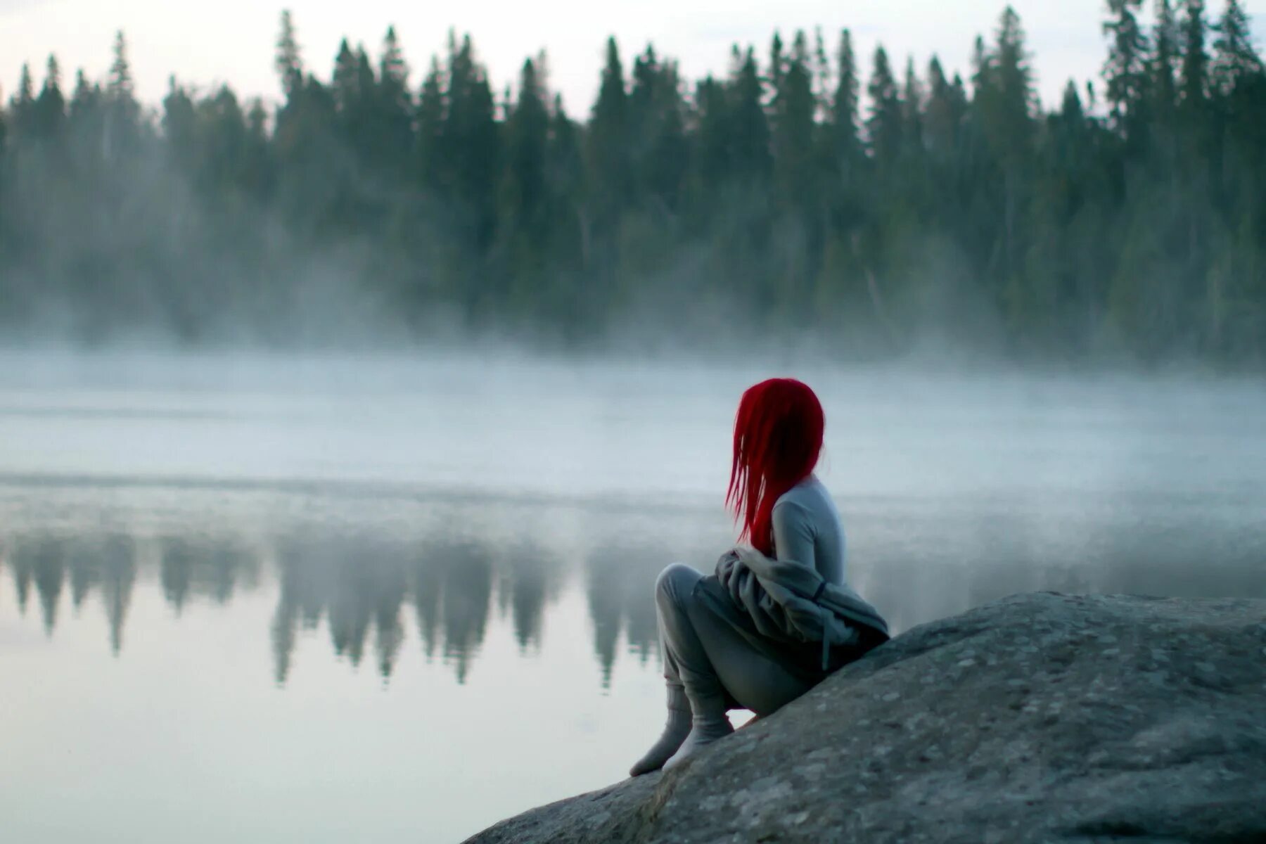 Lonely sad. Уединение с природой. Одинокая девушка. Девушки на озере. Девушка с красными волосами со спины.