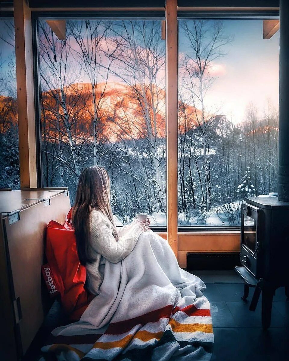 фотосессия на подоконнике зимняя. новый год в одиночестве. романтический камин. кошки на окошке. уют зимой.