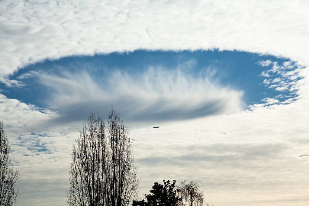 Эффект Fallstreak в перисто- кучевых облаках. Аномальные явления в природе. Озоновая дыра в небе. Атмосферные явления. Утечка облака