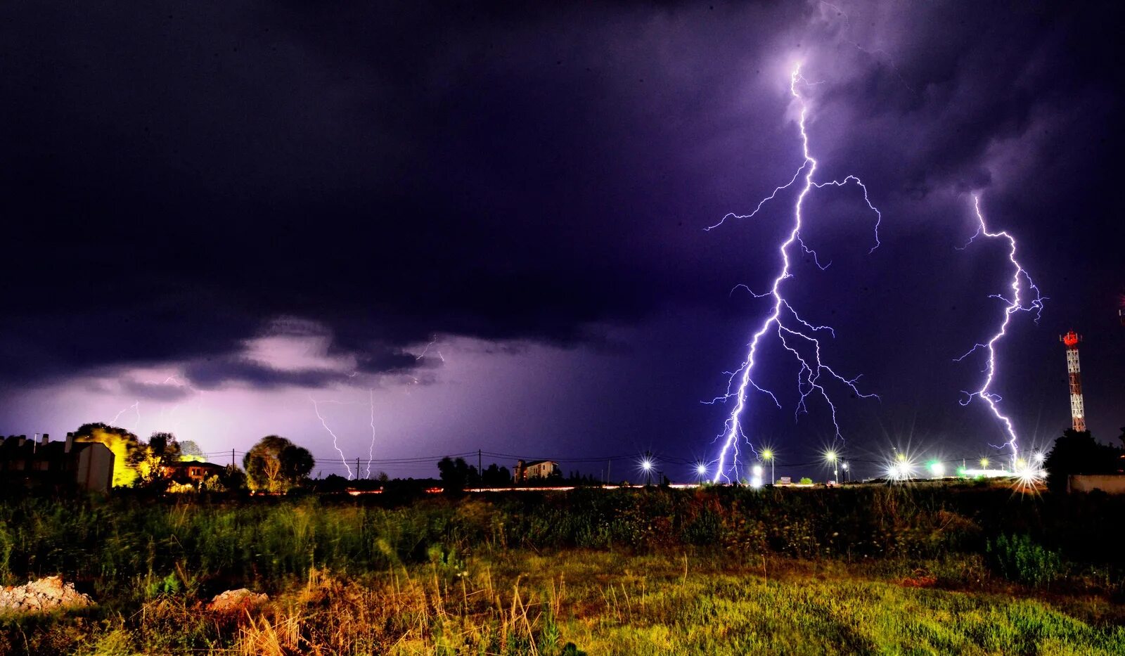 Небо гроза. Ливень и молния. Красивая молния. Картинки на рабочий стол гроза. Река кататумбо венесуэла молнии.