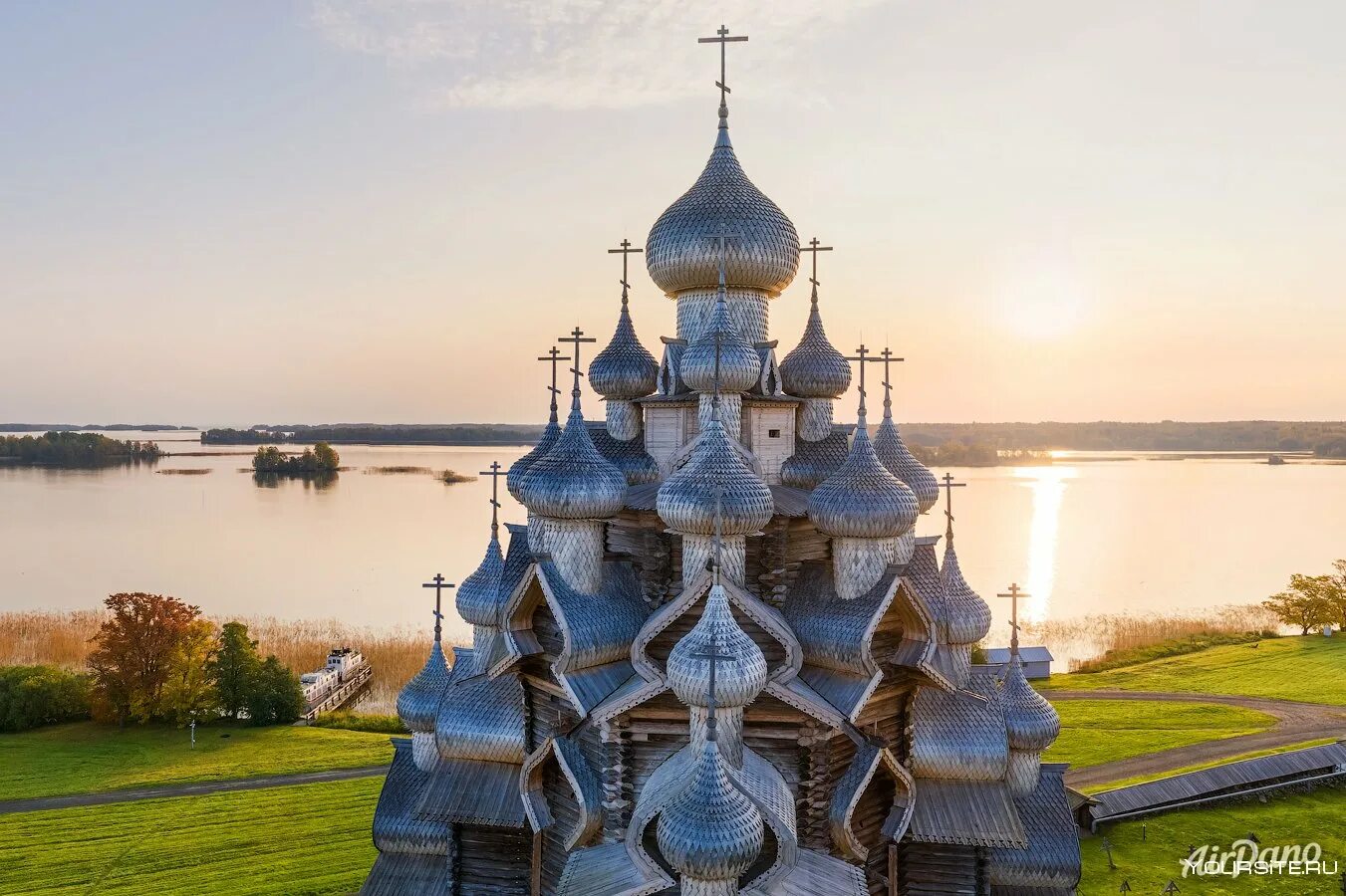 Музей на острове кижи. Кижи музей-заповедник. Кижский Погост Карелия. Остров Кижи Карелия Церковь. Церковь Преображения Господня на острове Кижи.