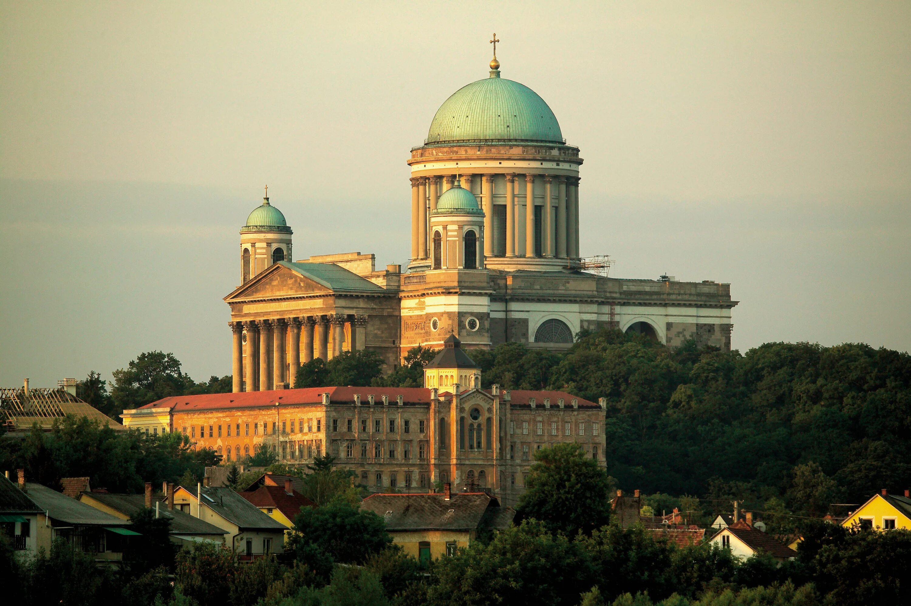 Будапешт столица венгрии достопримечательности. Вц венгрии. Мадьяры народность венгрия. За рубежом казахстанские студенты. Эстергом венгрия.