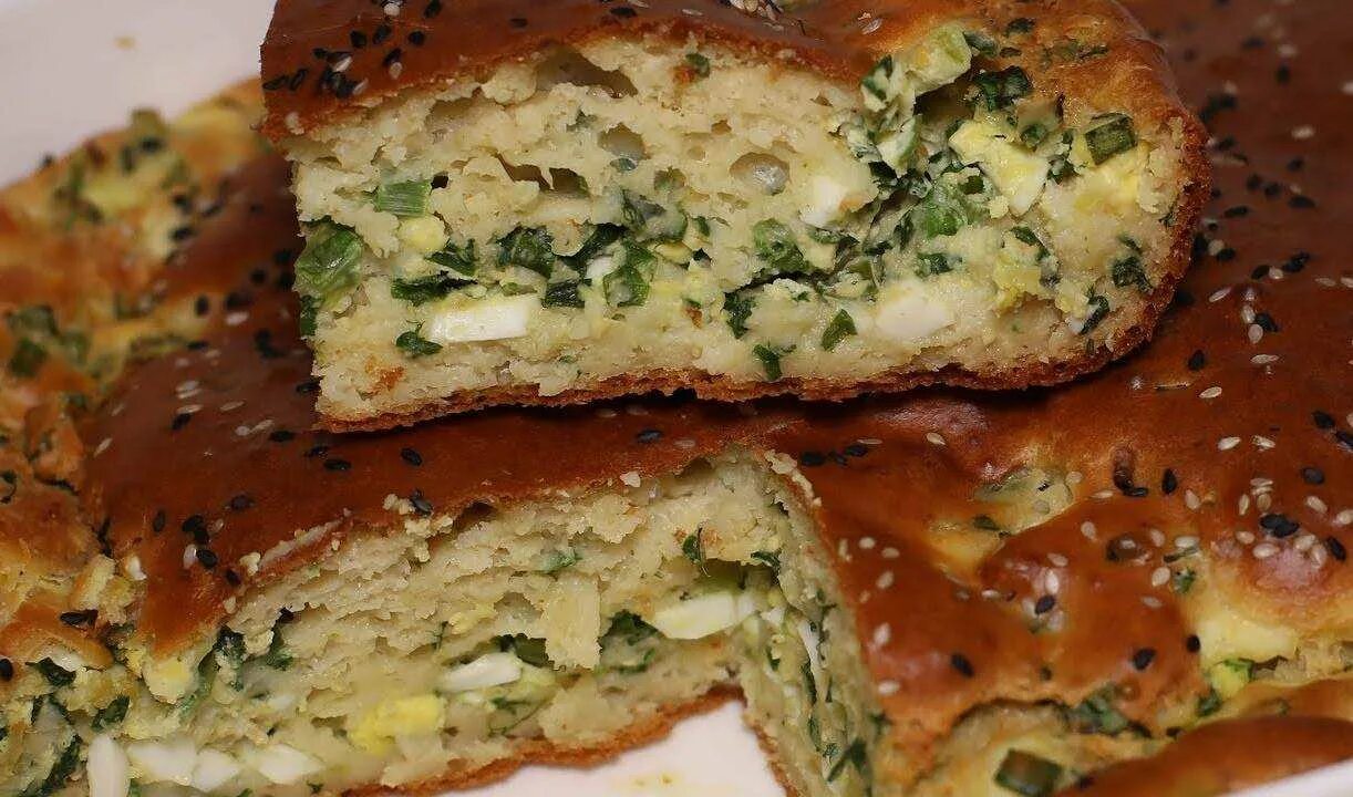 Луковый пирог заливной самый. Заливной пирок с зеленым луком. заливной пирог с луком и яйцом. заливной пирог с яйцом и зеленым. заливной пирог с зеленым луком.