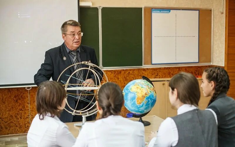 Урок астрономии. Астрономия школьники. Астрономия в школе. Планетарий московского дворца пионеров. Урок астрономии в школе.