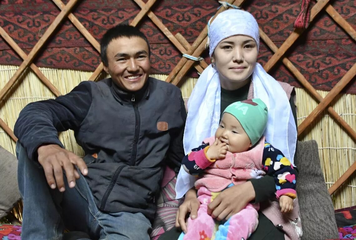 Кыргызская семья. Семья кыргызов. Младенцы киргизов. Счастливая Кыргызская семья. Дети киргизов