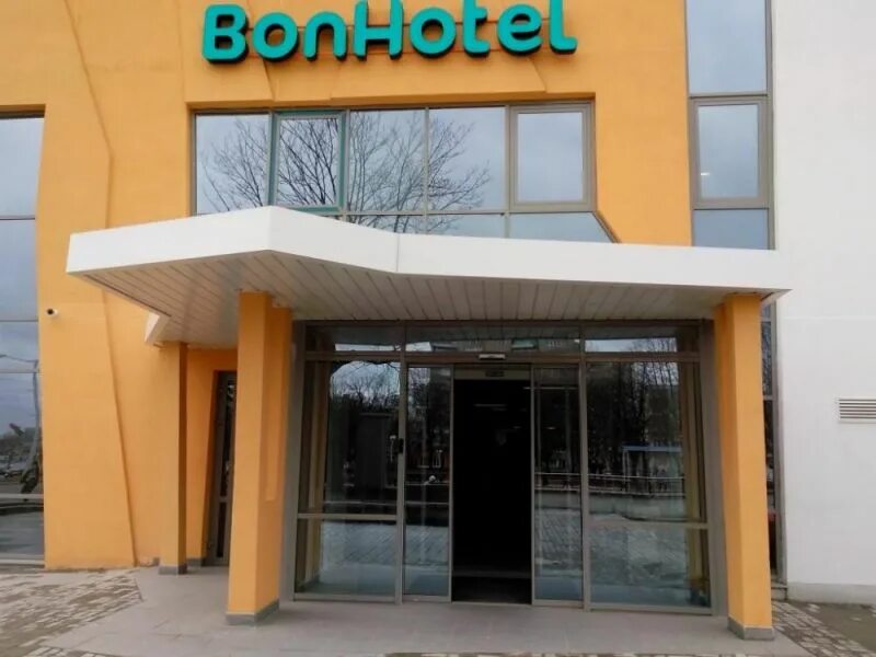 Минская 3 москва. Бонотель Минск. BONHOTEL Минск. BONHOTEL Минск завтрак. Бонотель Астрахань.