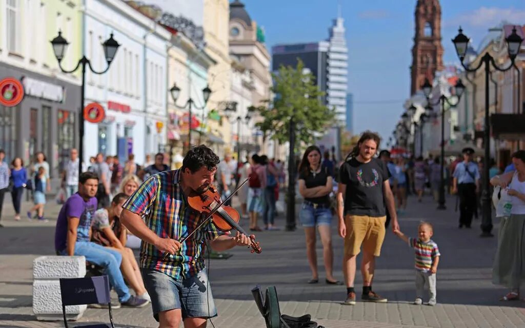 Казань Баумана туристы. Люди на улице. Люди на улице города. Люди в городе.