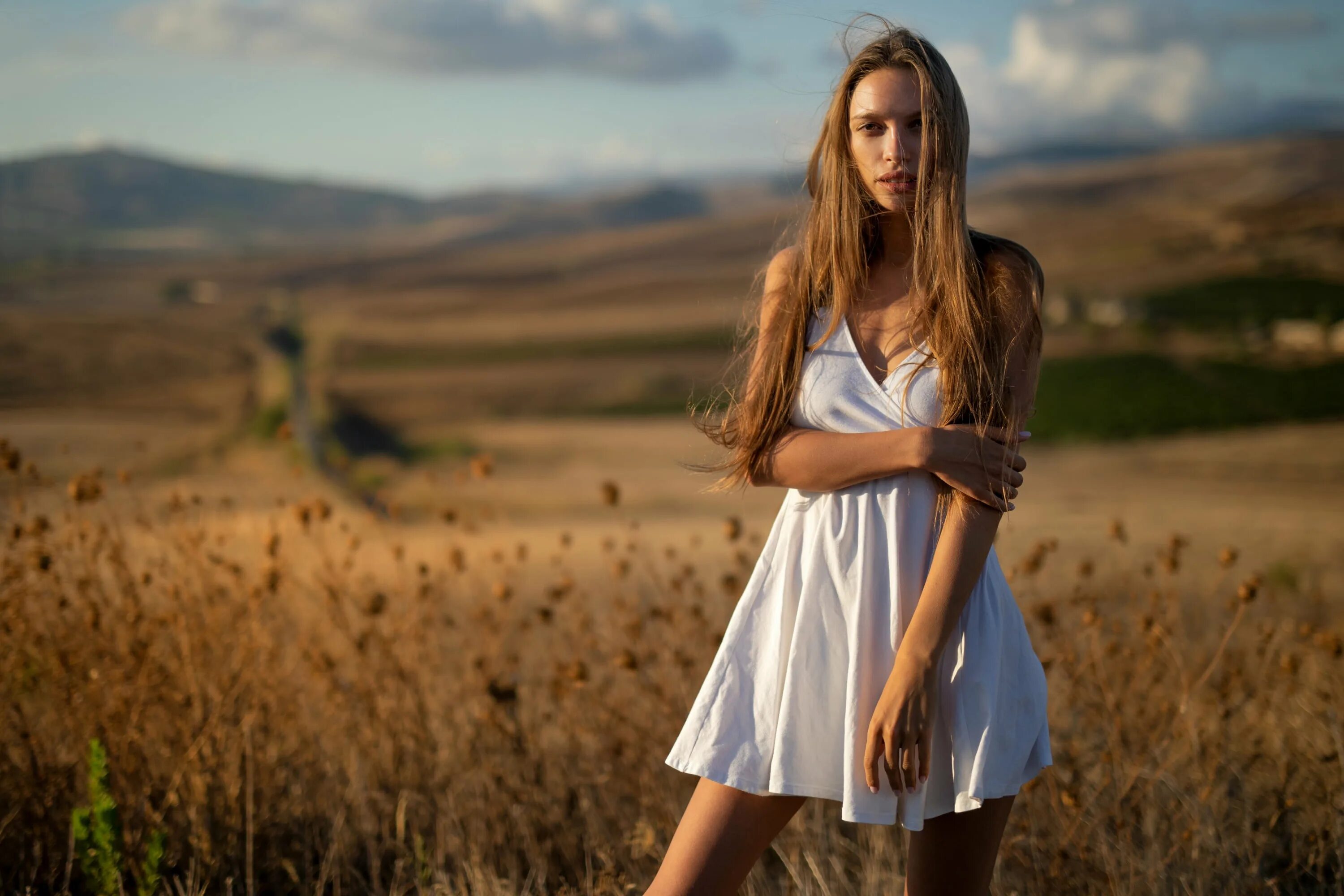 Aya beshen. Filippo Sano модели. Девушка на природе. Стройные девушки на природе. Девушка в белом платье на природе.