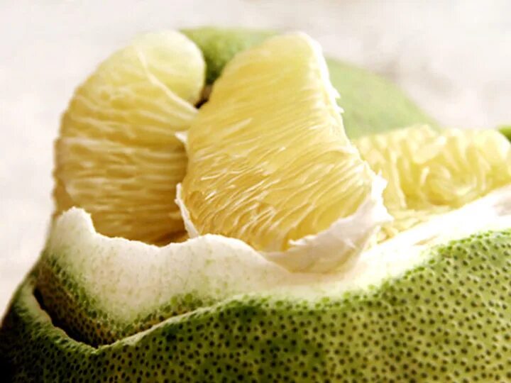 фрукт помело помело. помело сладкий или кислый. фрукт похожий на помело зеленый. помело желтое. фрукт помело чем полезен.