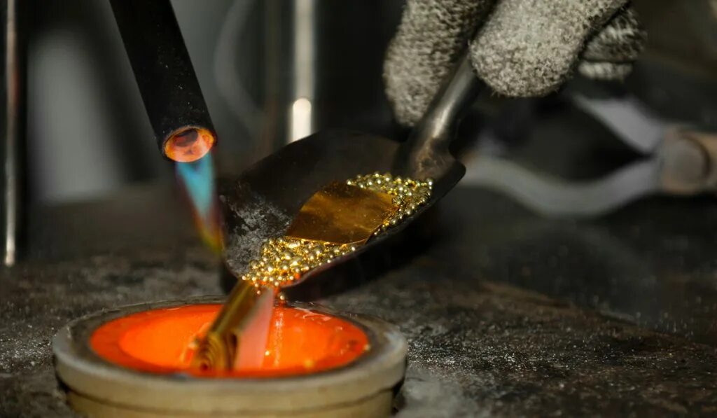 Расплавленная медь. Литье золота. Печь для плавления меди. Расплавленная сталь. Литье цветных металлов.