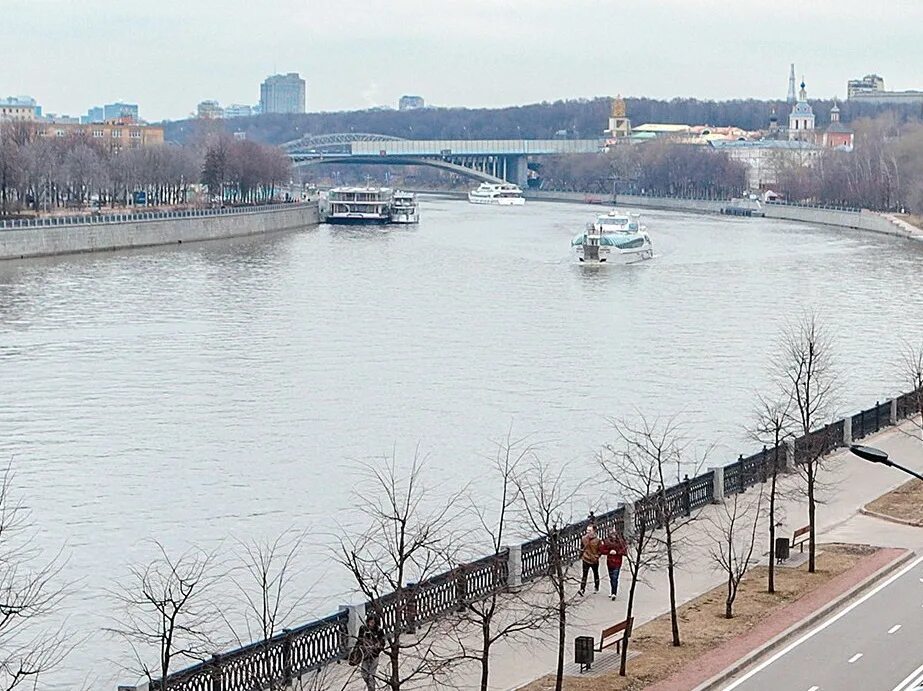 Москва река читать краткое. Зимняя навигация по Москве реке. Москва река зимой. Верхняя Москва река. Навигация на Москве реке зимой.