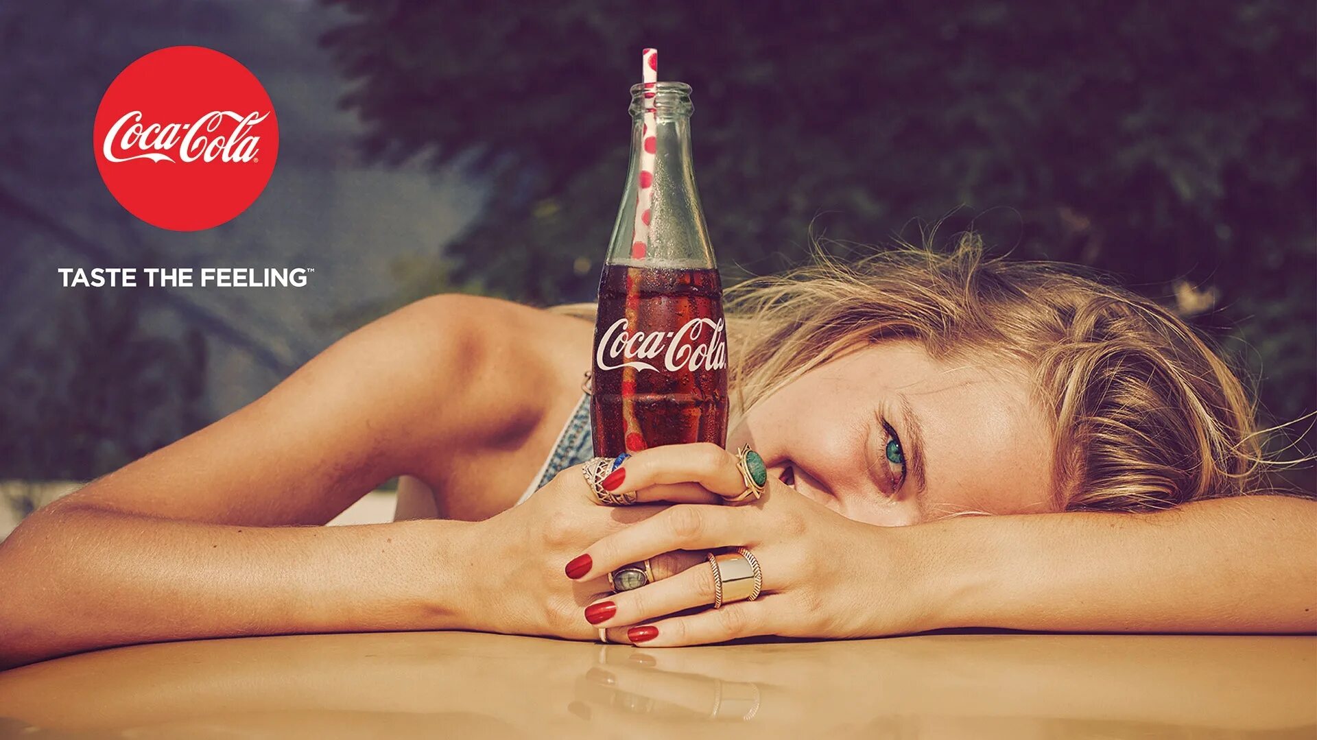 Coca Cola реклама. Реклама Кока колы. Фотосессия Кока кола. Девушка с бутылкой колы. Taste the feeling