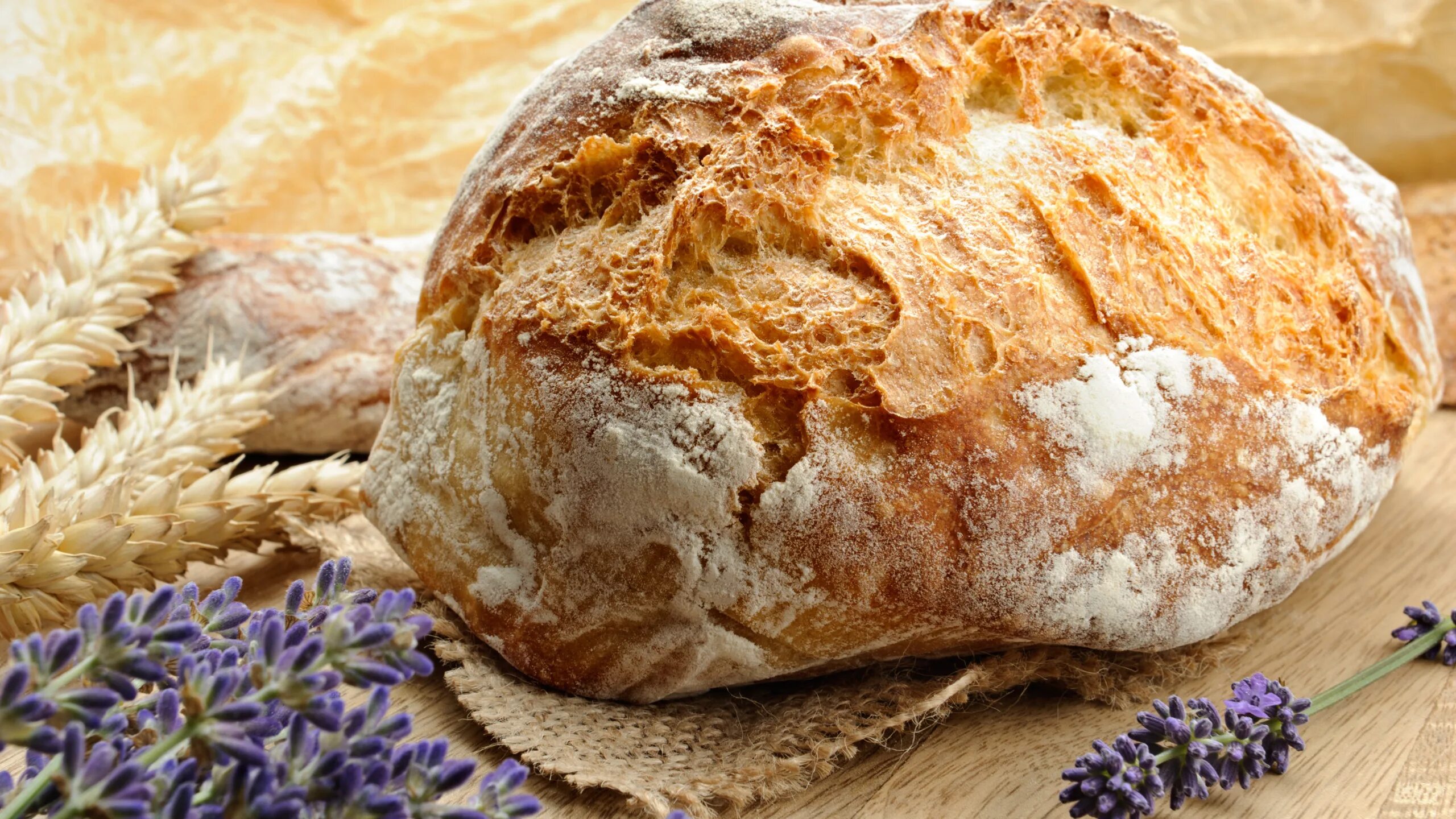 Хлеб день ночь. Лавандовый хлеб. Круглый хлеб. Хлеб с лавандой. Ржаные булочки на закваске.