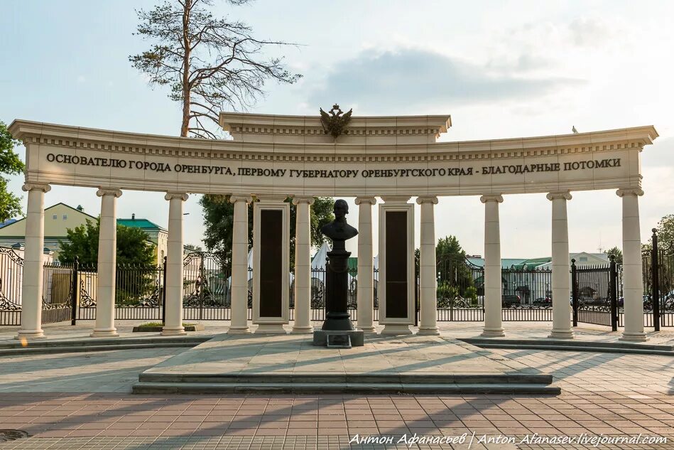 Памятник неплбеву Орен. Памятник Неплюеву в Оренбурге. Памятник первому губернатору Оренбурга. Памятник основателю Оренбурга.