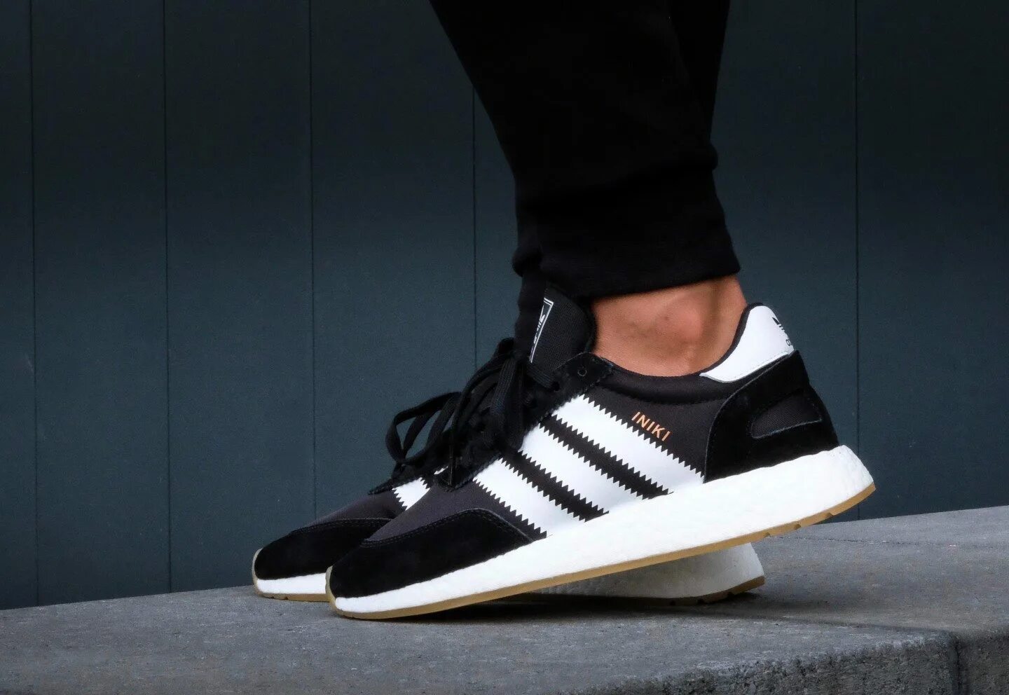 Адидас раннер. Adidas Iniki Runner Black. Adidas Iniki Runner Boost Black. Adidas Iniki Runner Black-White. Iniki adidas женские черные.