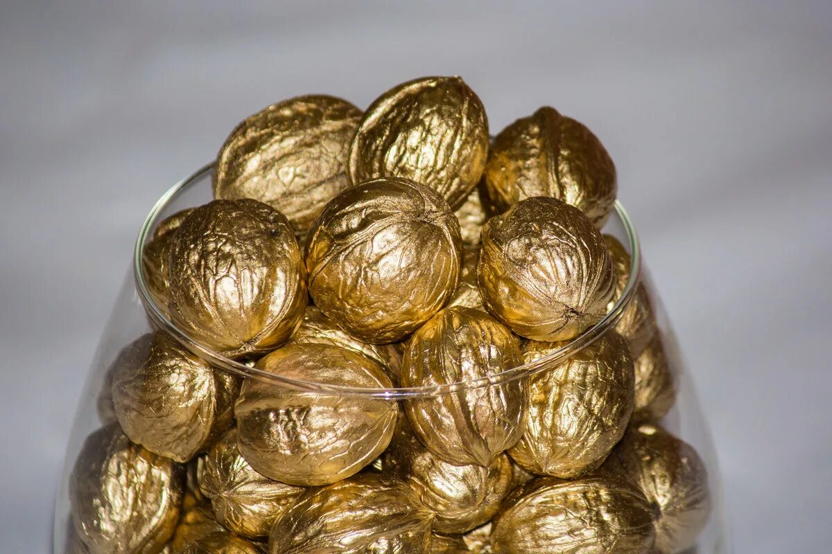 золотой орех. скорлупки золотые ядра чистый изумруд. замок орешек. орехи с предсказаниями. орех макадамия неочищенный.