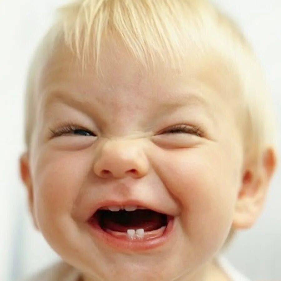 Смешной звук смеха. Заразительная улыбка. Дети смеются. Малыш смеется.