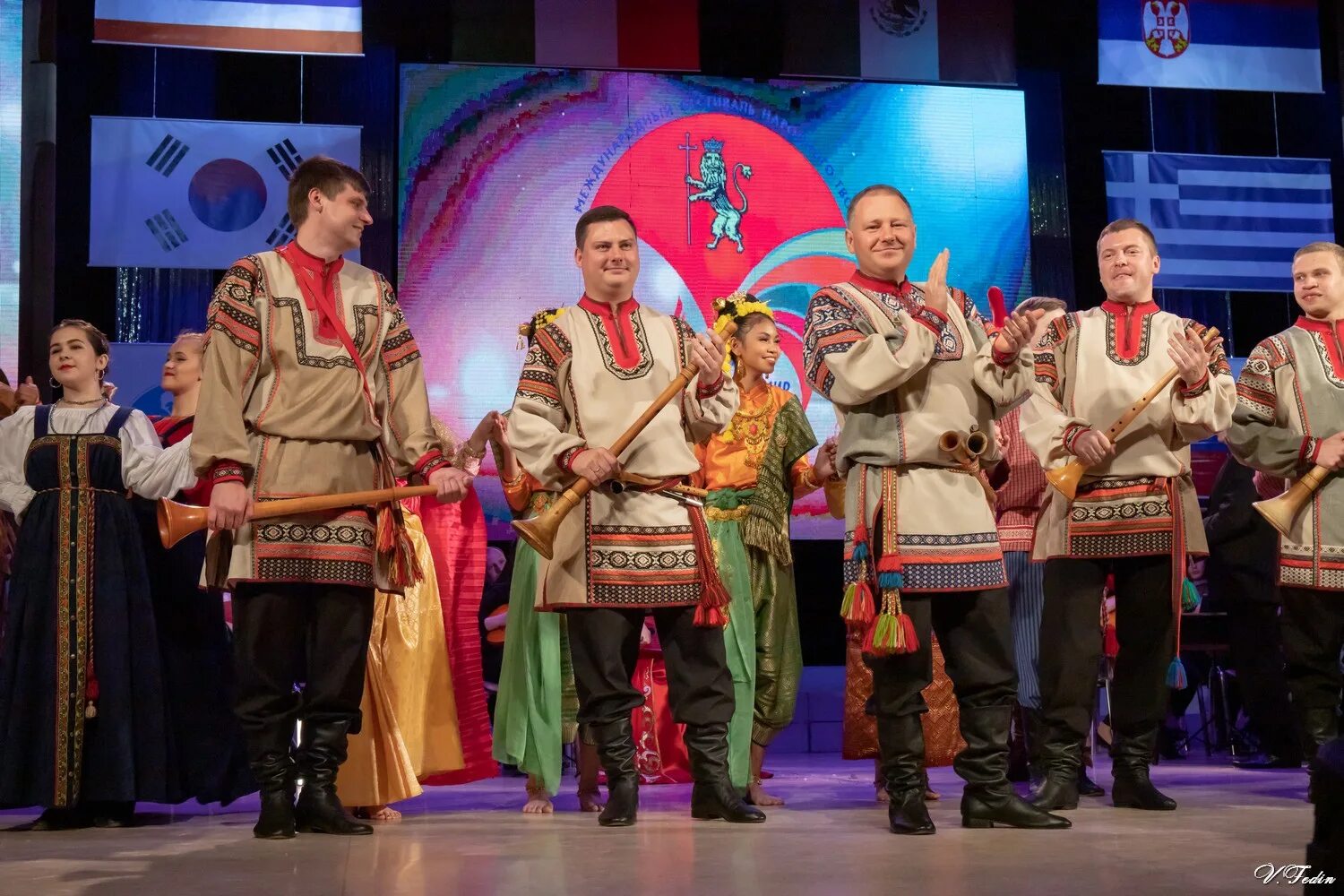 рожечник на чем играет. пастуший рожок музыкальный инструмент. человек играющий на рожке. духовые инструменты владимирский рожок. владимирский рожок духовой музыкальный инструмент.