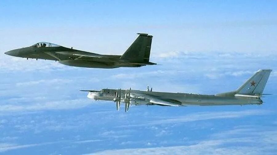 Бомбардировщик ту-95мс. Бомбардировщик ту-95мс. Ту-22м сверхзвуковой самолёт. Ту 95 мс дальний бомбардировщик. Ту-104 пассажирский самолёт.