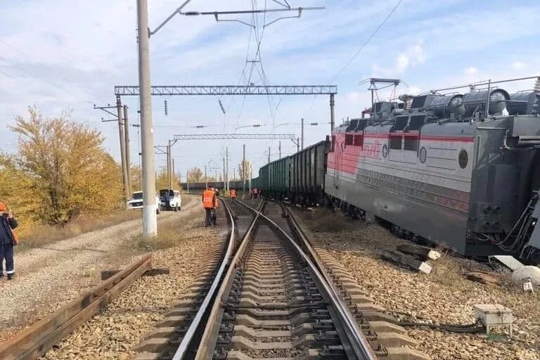 Сошел поезд россия. Грузовой поезд. Крушение грузового поезда.