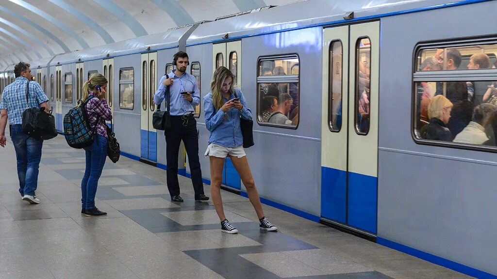Вагон метро. Люди на платформе метро. Люди на станции метро.