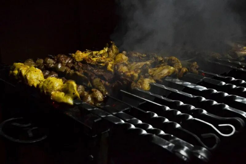 Шашлык на районе. Сосновская шашлыкиада. Привлекательные названия для фаст фуда. Шашлык на шампурах на листьях салата. Шашлык на районе.