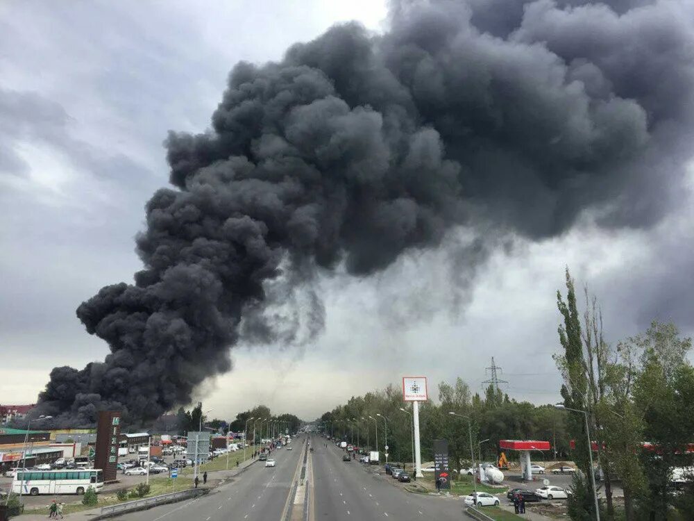 Пожар в алматы сегодня на барахолке. Пожар в Алматы вчера. Акимат Алматы горит.