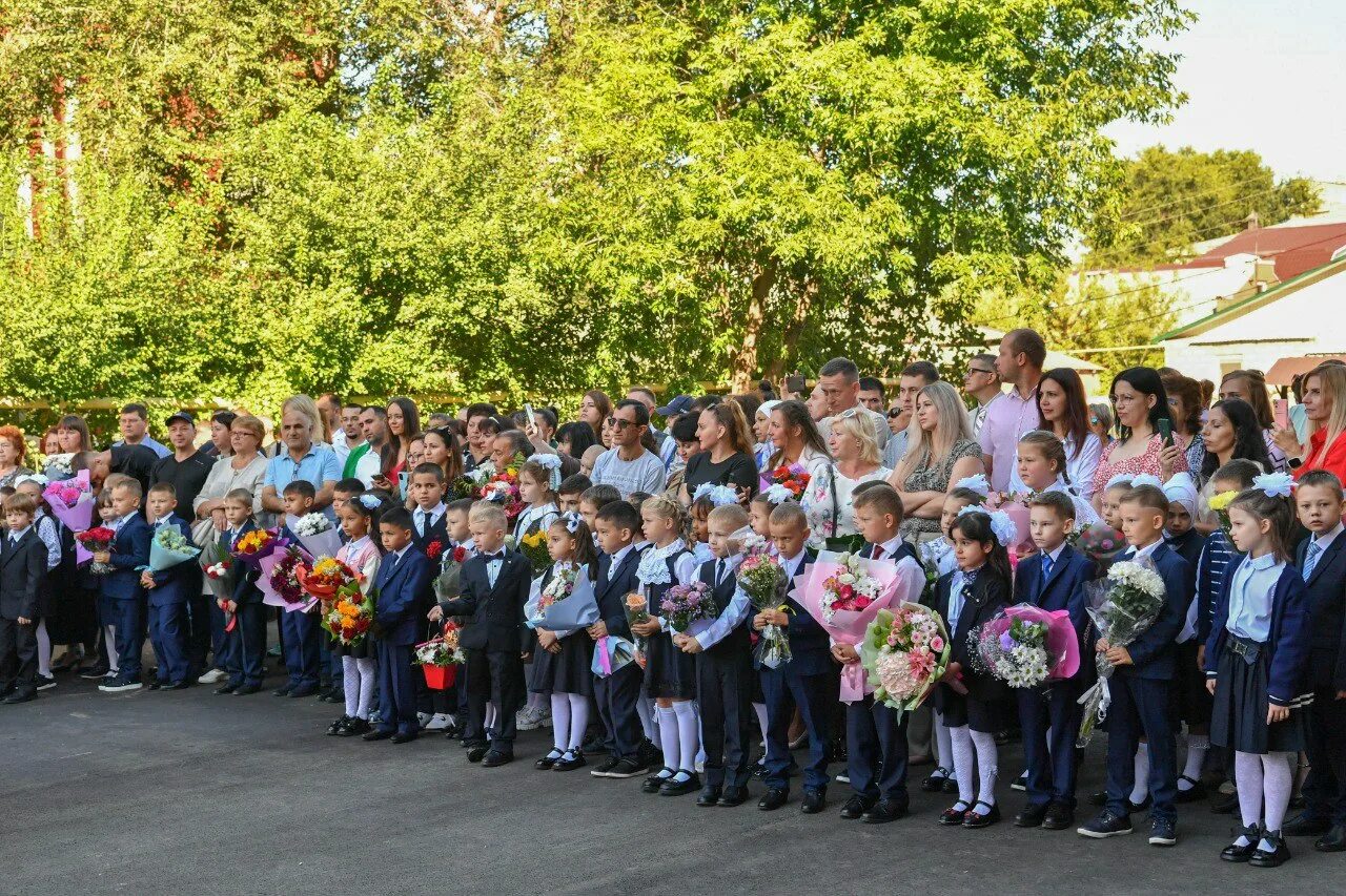 Линейка 1 сентября. Линейка в школе. Линейка в школьном дворе на 1 сентября. Школьные линейки 1 сентября 2023. Школы саратова 2023