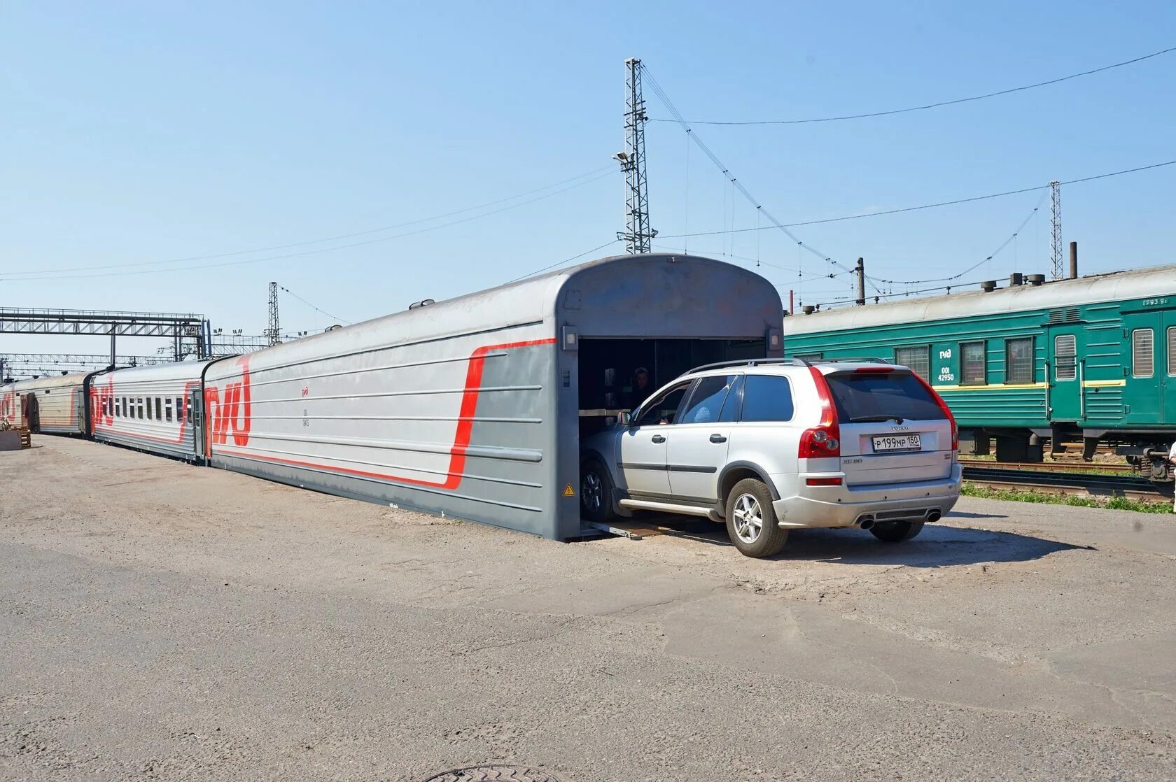 Перевозят пассажирские вагоны