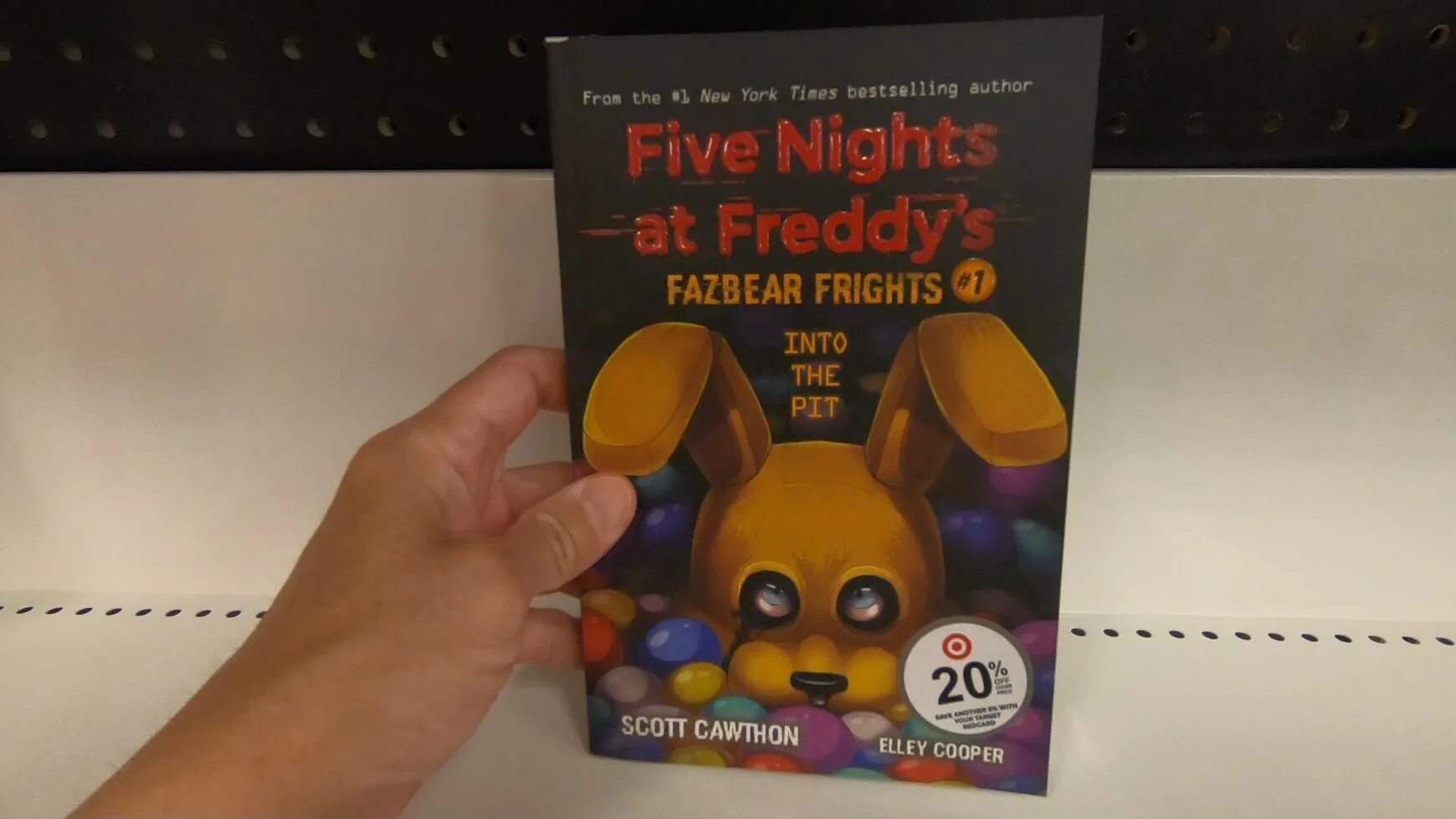 Книги фнаф фазбер. Книга FNAF into the Pit. Fazbear Frights книги. Книга Fazbear Frights #1. Fazbear Frights into the Pit.