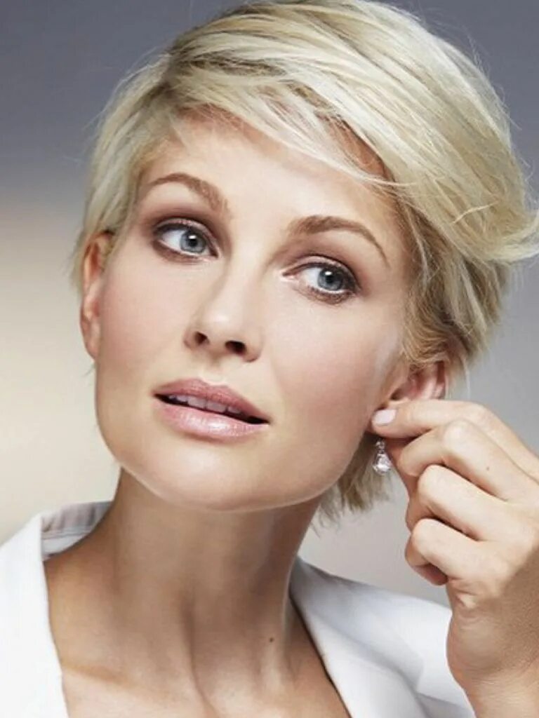 Blonde 50. Блондинка с короткой стрижкой. Короткие стрижки для женщин блондинок. Макияж для блондинок с короткой стрижкой.