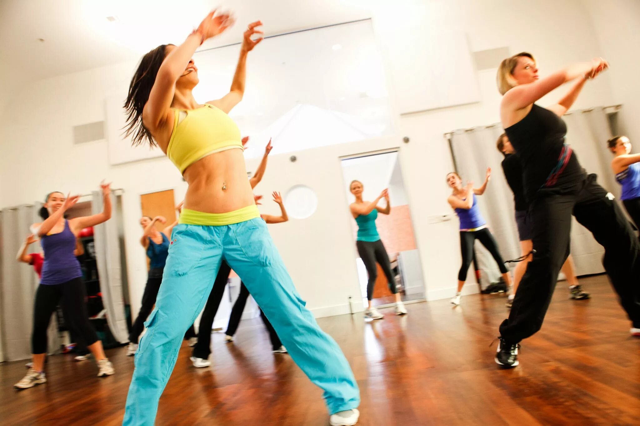 Тренировка танцевальная для похудения в домашних условиях. Sentao зумба. Тренировка зумба фитнес. Танцы для похудения. Танцевальные занятия.