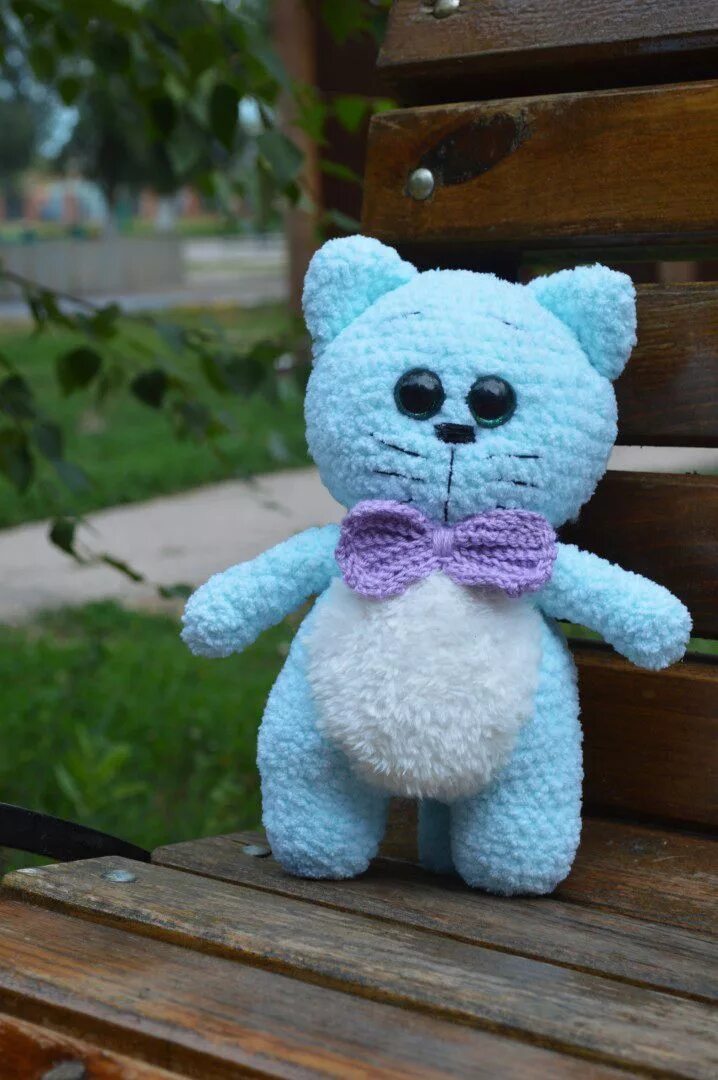 Котик из плюшевой пряжи. Махровый кот вязаный. Вязаные плюшевые коты. Вязаный плюшевый кот. Игрушки из плюшевой пряжи котик.