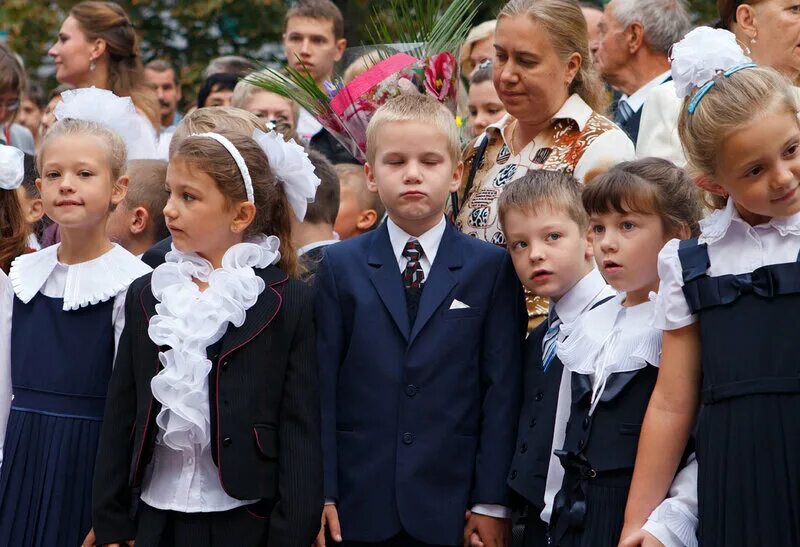 School o7. Первоклашки зевают на линейке. Дети зевают на линейке. Зевающие дети на 1 сентября. Завтра первое сентября.