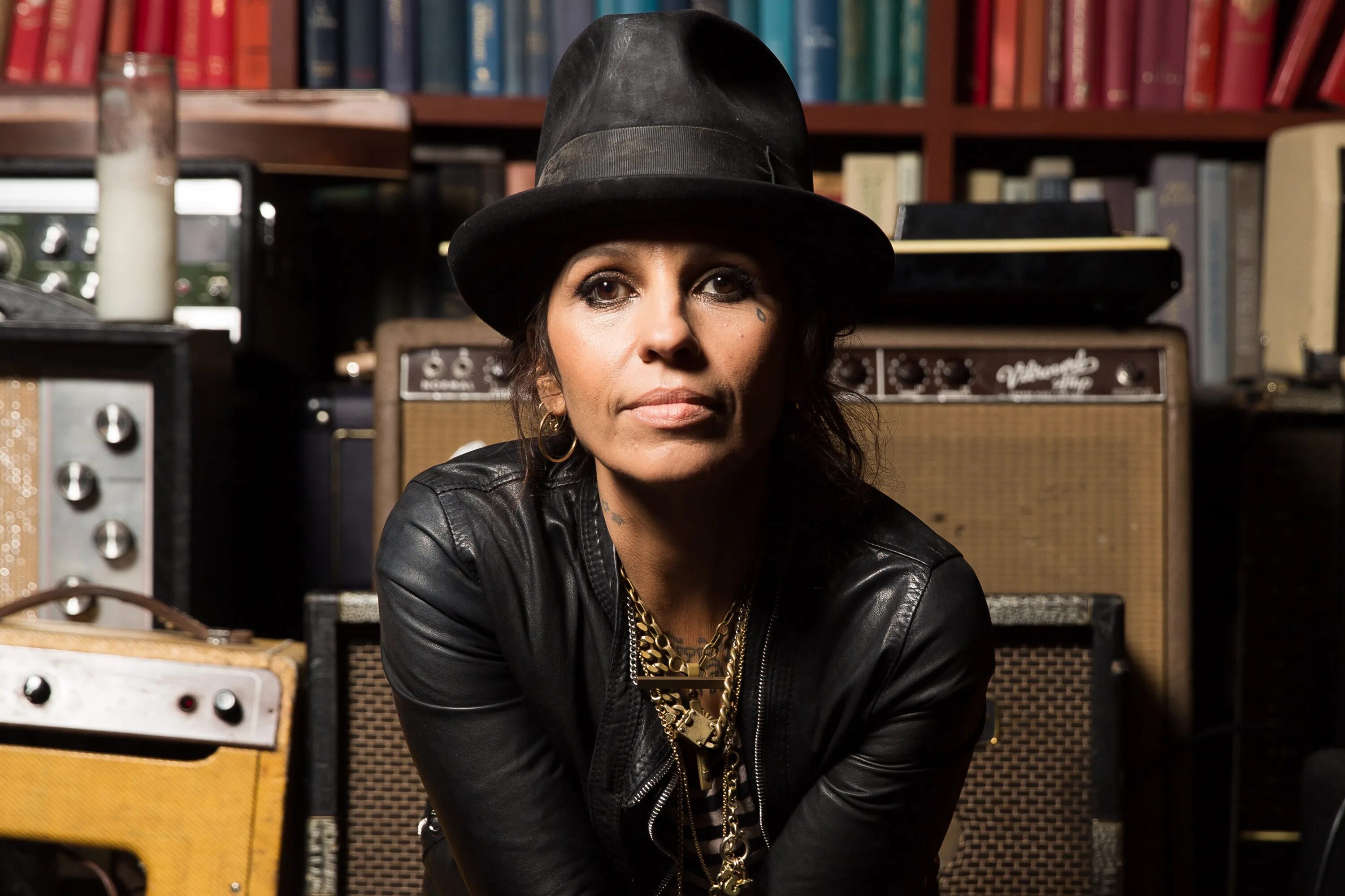 4 non blondes текст. Линда перри. 4 non blondes линда перри. перри, линда 2025. linda perry фото.