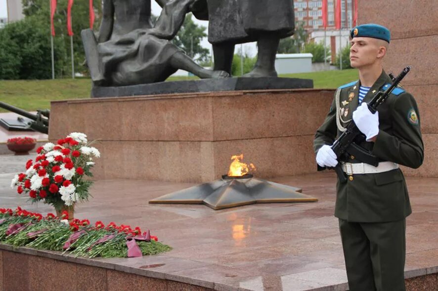 Вечный огонь Иваново. Неизвестный солдат. Солдаты возле вечного огня. Солдат у вечного огня. Чтим память героев