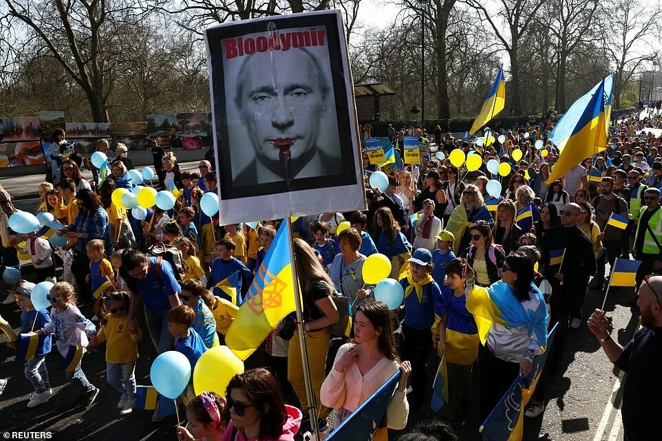 Митинг украинцев. Украина люди. Митинг. Демонстрации в поддержку Украины в мире. Митинги в поддержку Украины.