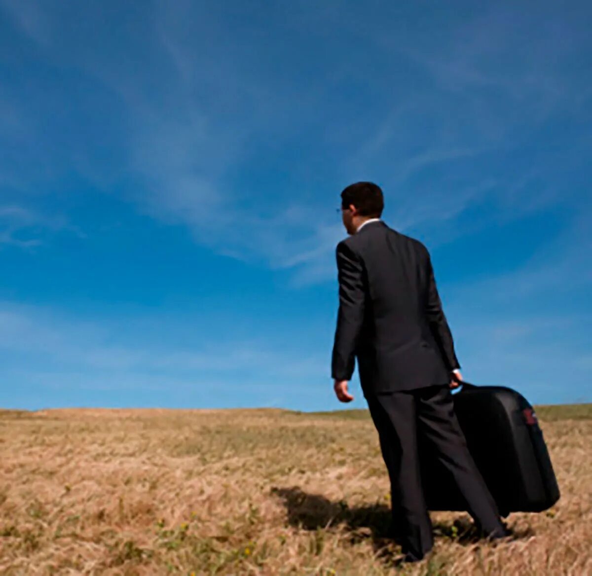 жена ушла. Leaving the country. человек из дома вышел. увольнение. одиночество дорога.