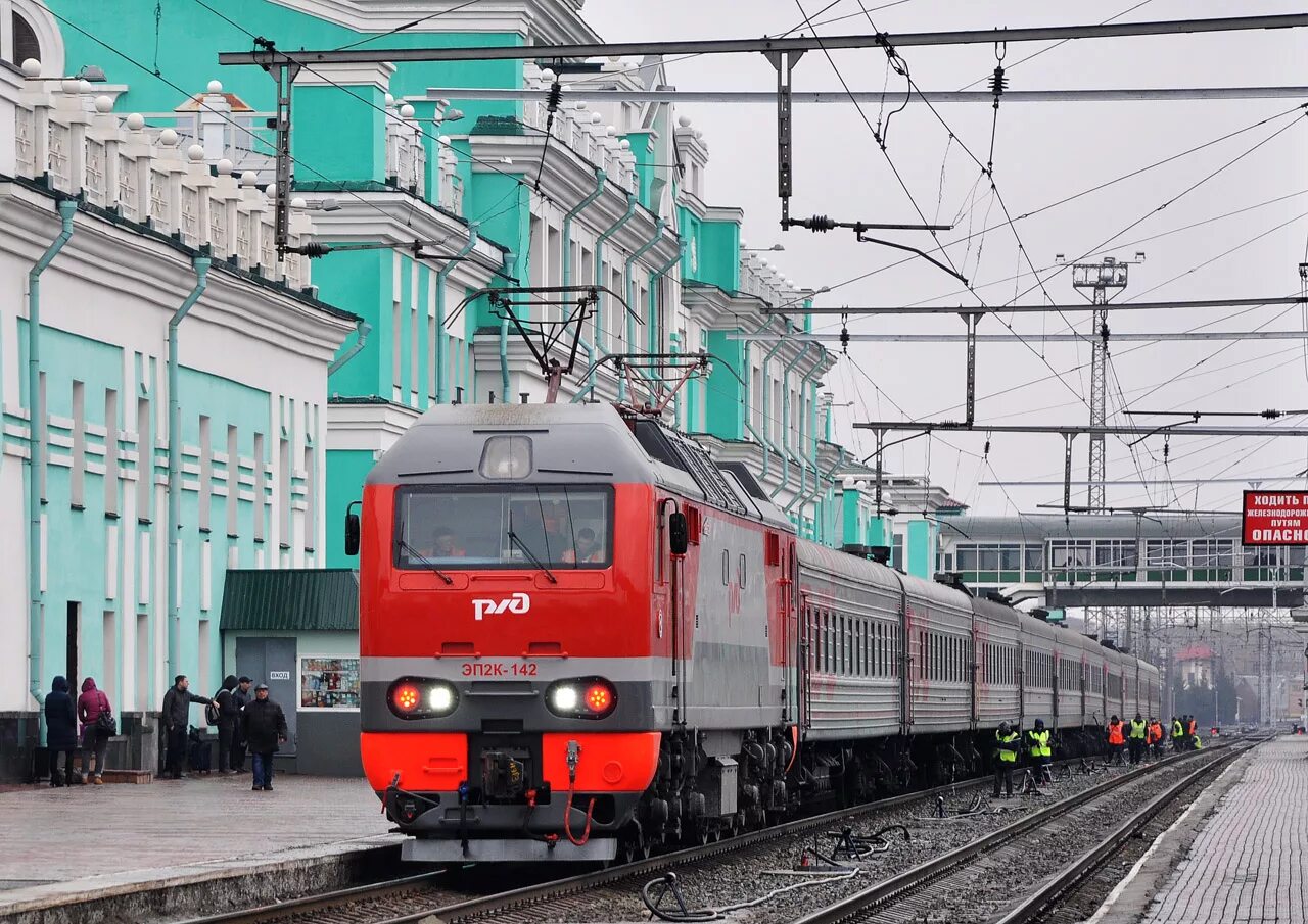 Поезд правды новосибирск. Пассажирский поезд РЖД Новосибирск. Поезд Омск РЖД Омск. Новосибирск Пригородный вокзал эп2к. Омск пассажирский эп2к.