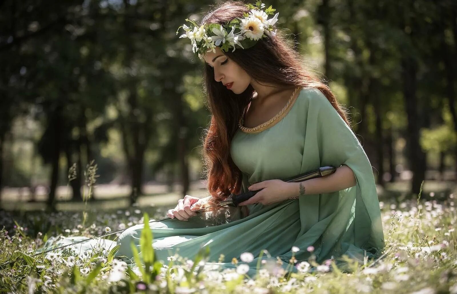 Красивая дивчина в лесу